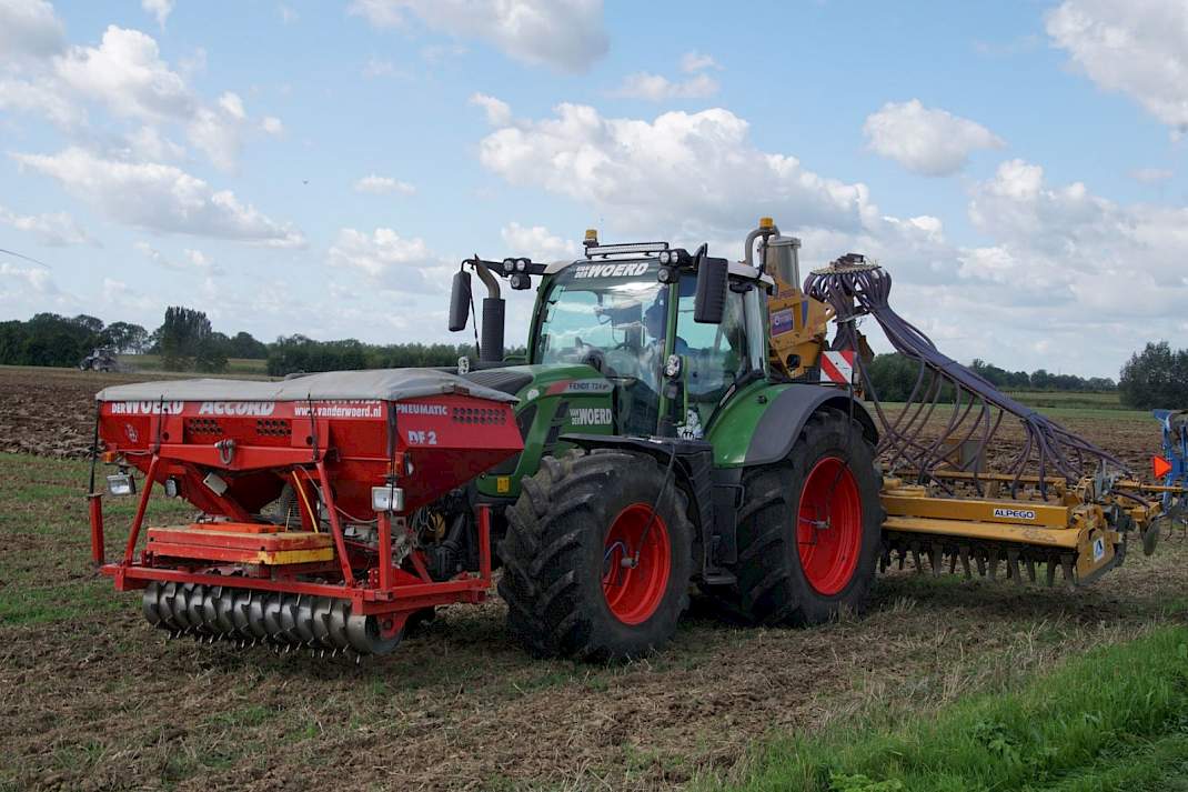 Pneumatische zaaimachine zaait groenbemester