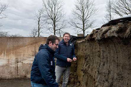 Rundveespecialist Bart Luyckx en melkveehouder Twan van de Laar bij de graskuil