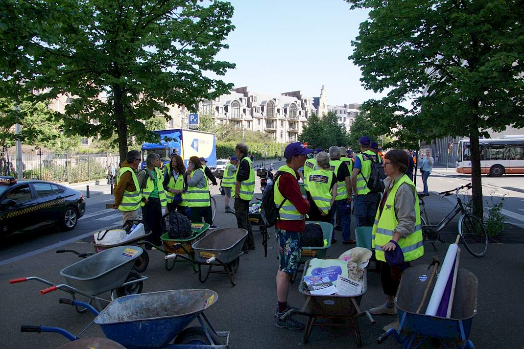 Verzamelende kruiwagens in Brussel
