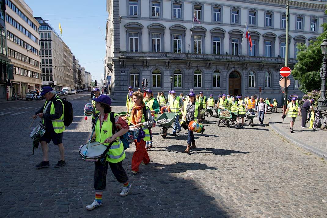 Kruiwagenmars muzikanten voorop