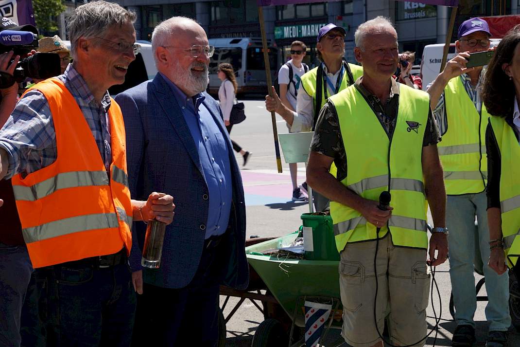 Frans Timmermans tussen de lopers van de Kruiwagenmars van Zundert naar Brussel