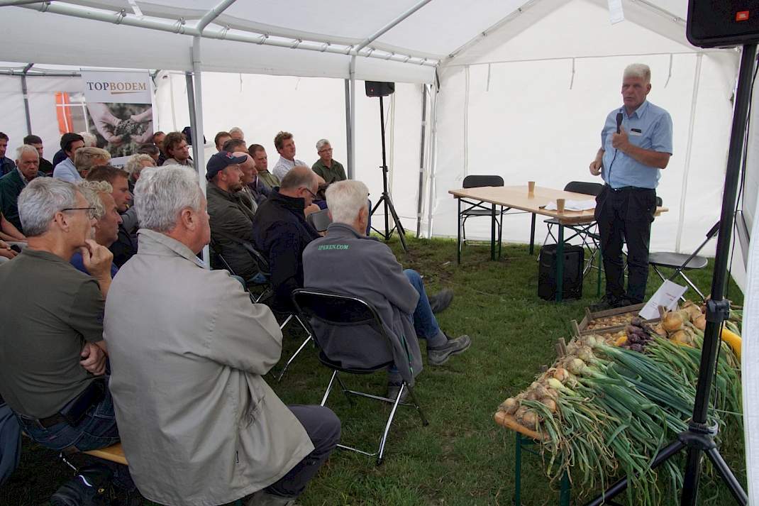 Uitleg in de tent