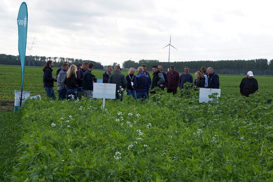 Uitleg in het veld door bedrijven en WUR.