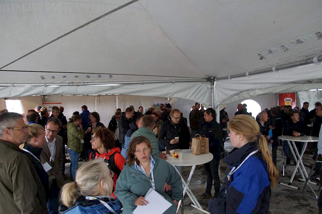 Bezoek verzameld in de tent.