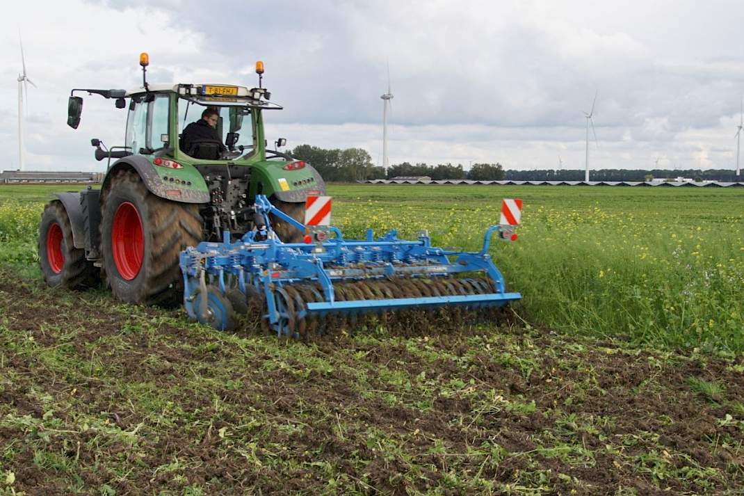 Lemken-frees werkt groenbemesters in.