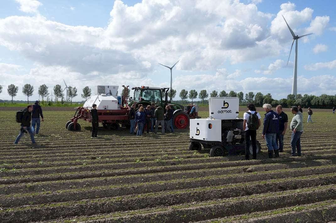 Robots wieden op Biovelddag 2024