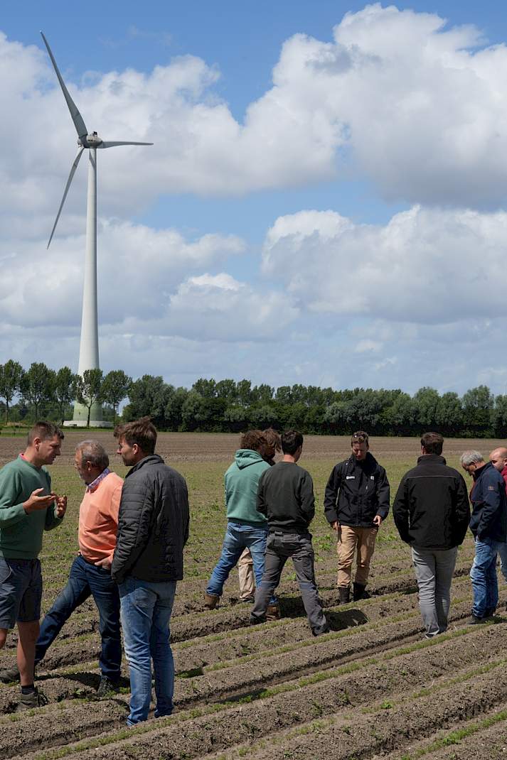 De telers bekijken de resultaten van de robotwieders
