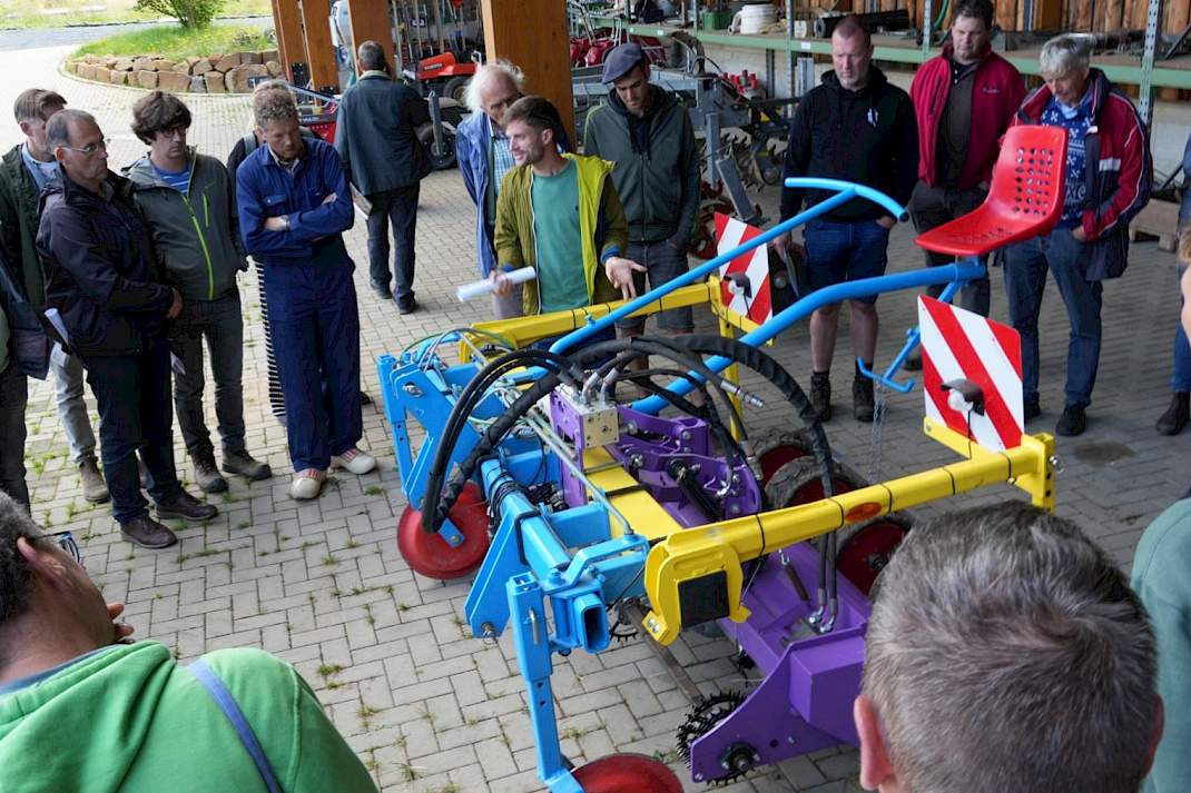 Machine om peen te wieden in een mulchlaag