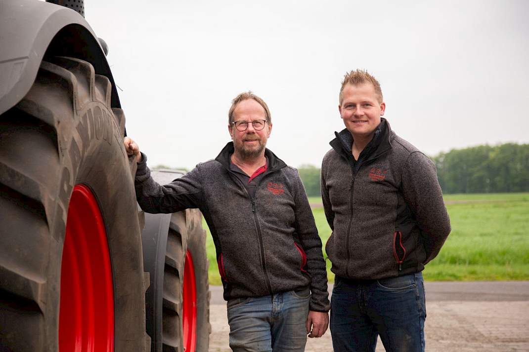 Johan (63) en Robin (33) Bouwmeester. Samen bestieren ze het akkerbouwbedrijf van totaal 140 hectare in Wijster (DR).