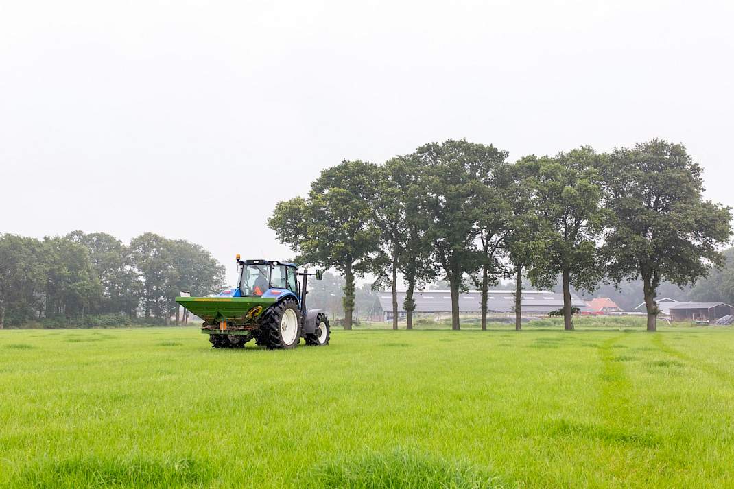 Trekker op het land Gezino Engberts - NPB