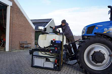De Spotsprayer (Ecorobtix ARA) staat vorstvrij in de schuur, maar voor alle zekerheid giet Mantingh toch wat antivries in de tanks.