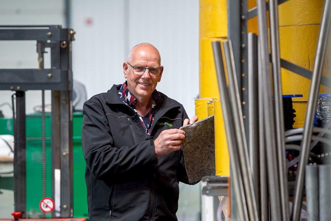 Beoordeling van vilt voor bescherming van de spankop op de betonrand.