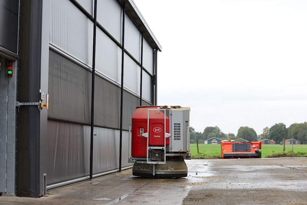 Lely Vector die over het erf heen rijdt op een boerderij
