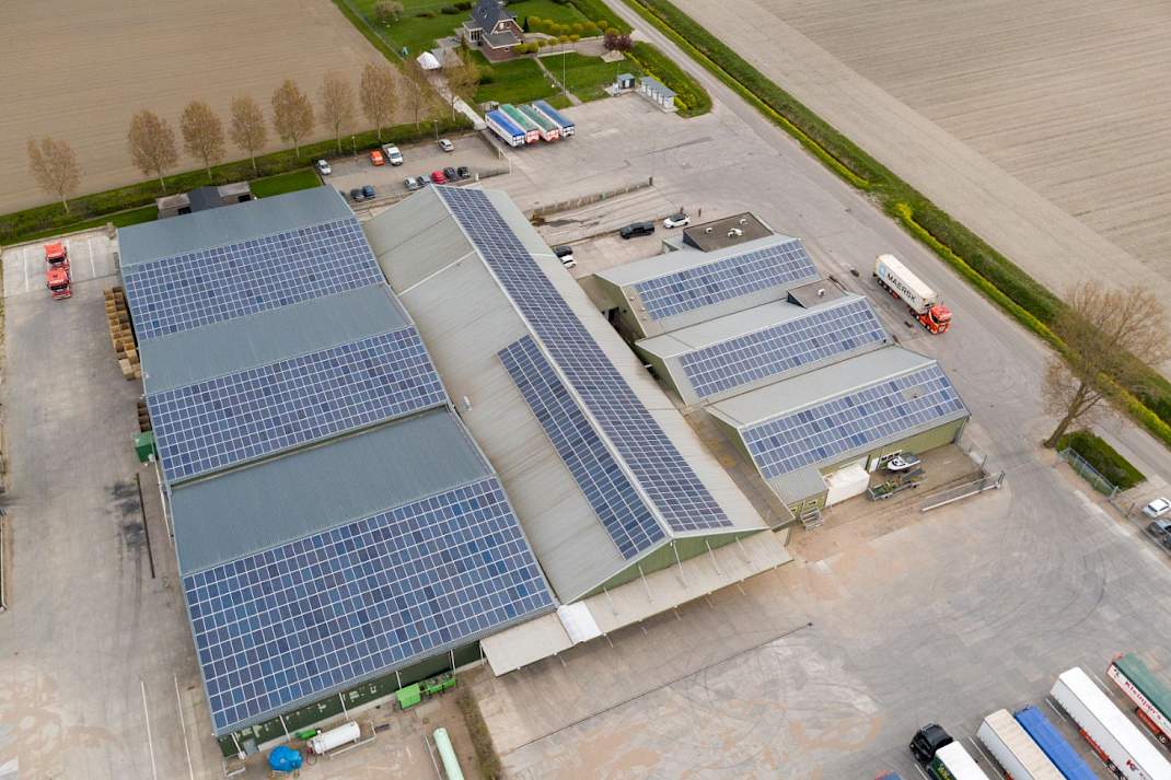 Staldaken met zonnepanelen salderen batterijopslag
