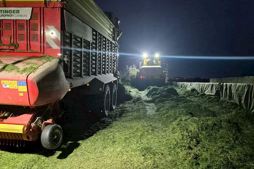 Opraapwagen Daan Spiering in het donker bij de kuil