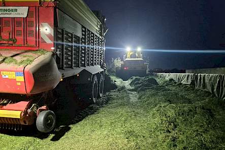 Opraapwagen Daan Spiering in het donker bij de kuil