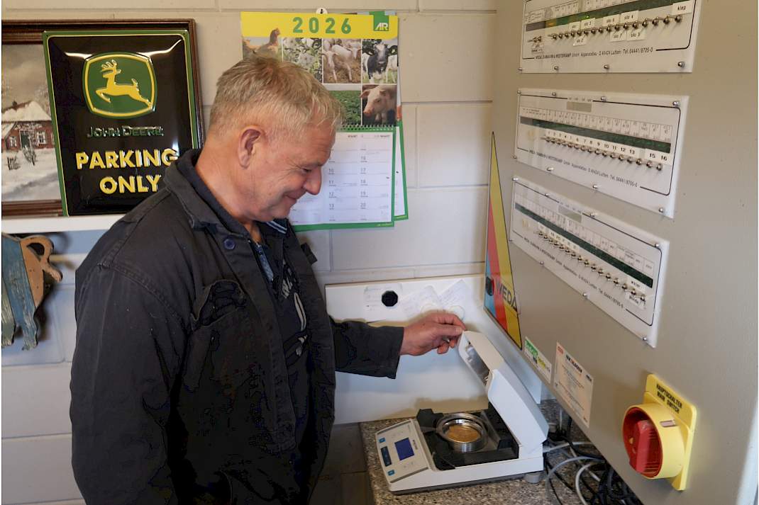 Varkenshouder Johan van Kessel bij de drogestofmeter