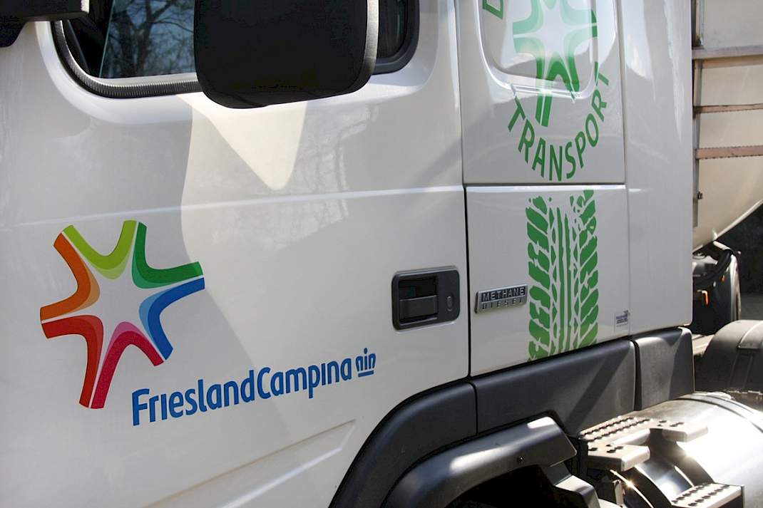 Melktankwagen bij melkveebedrijf van FrieslandCampina
