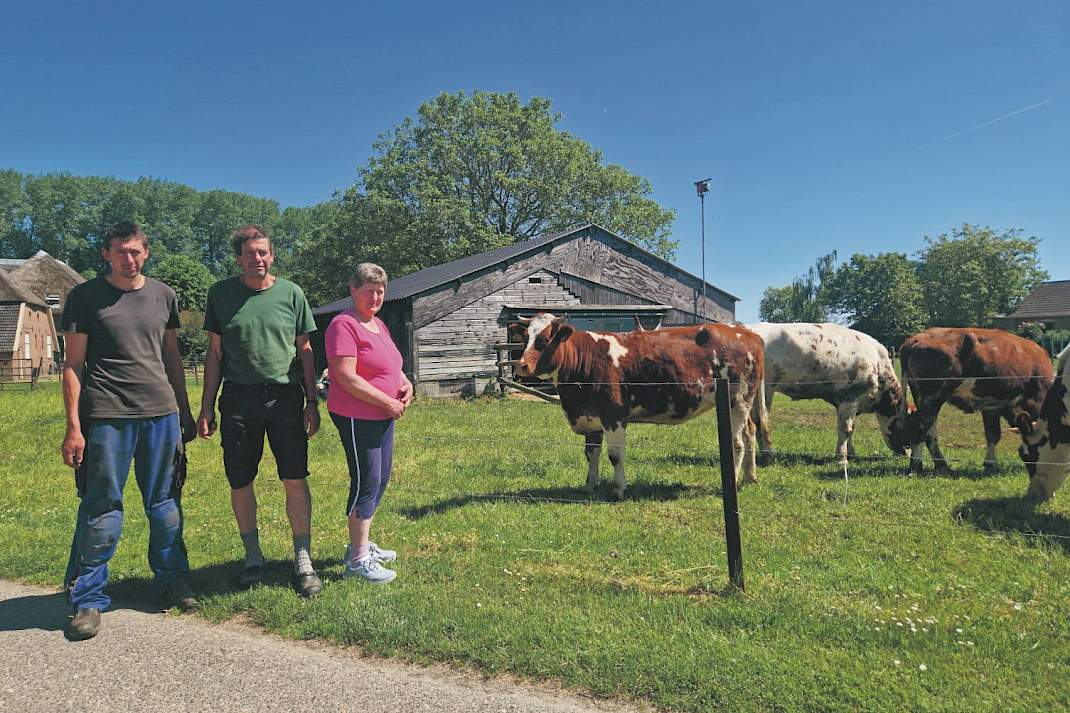 Henk, Evert en Hetty Bredenoord op hun erf in Welsum. Hun bedrijf werd 25 jaar geleden geruimd vanwege de MKZ-crisis.