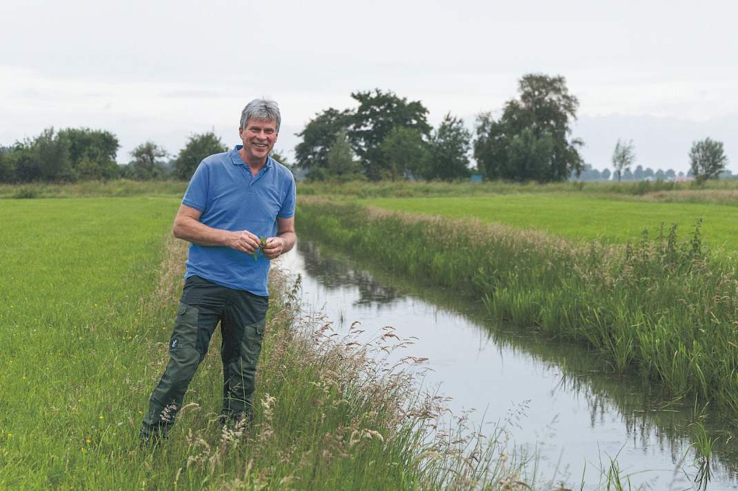 De Utrechtse melkveehouder Hans de Groot bij zijn sloot.