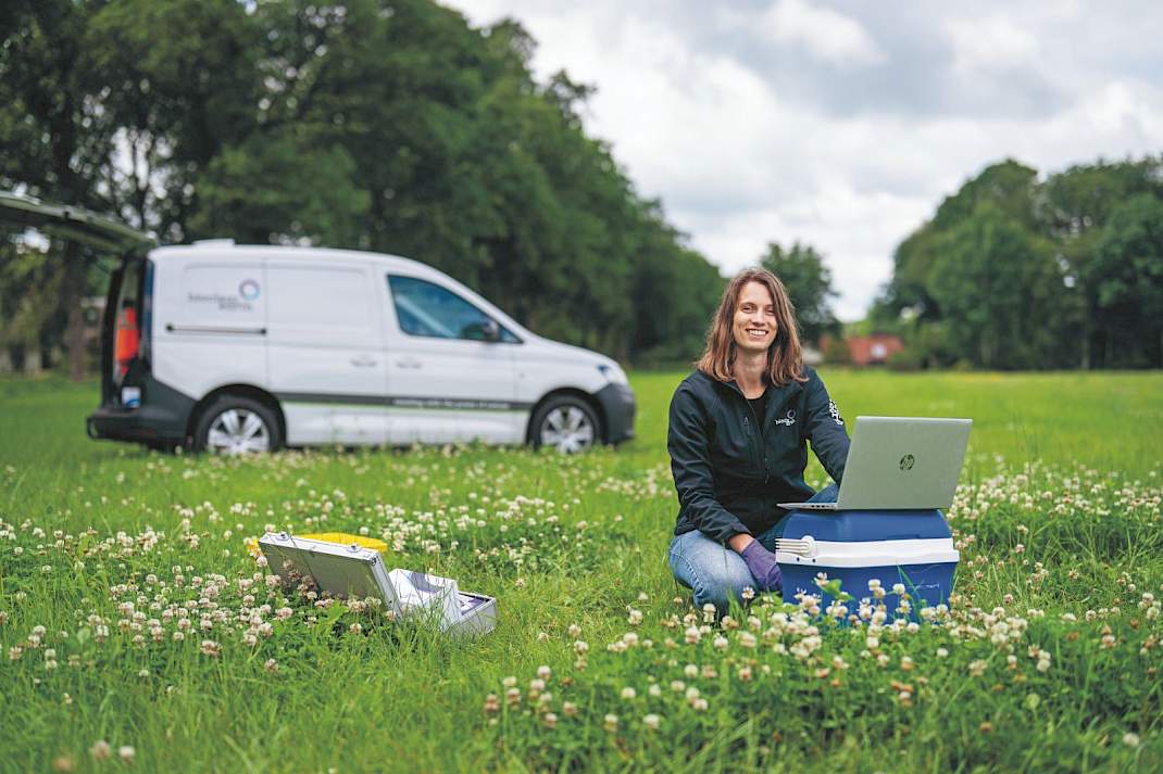 Willemijn Brouwer van Bioclear earth onderzoekt Friese bodemmonsters.