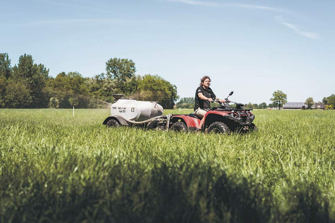 Bram Janssen van mechanisatiebedrijf Sarink-Elfrink trekt zijn Tow and Fert met een quad voor de proeven in Harfsen.