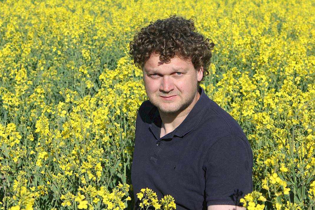 Leendert Jan Onnes in bloeiend winterkoolzaad in Finsterwolde
