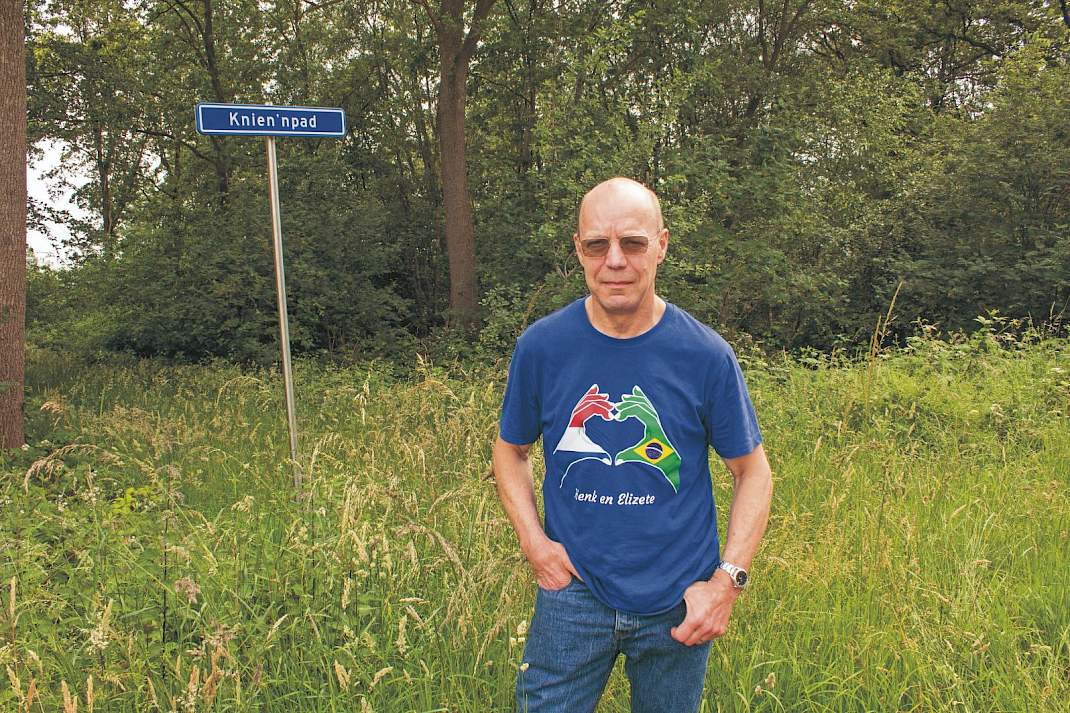 Oonk bij de ingang van de ‘straat’ die nu nog bos is, maar straks naar de drie bouwkavels leidt. De straat heet Knien’npad: Achterhoeks voor konijnenpad.