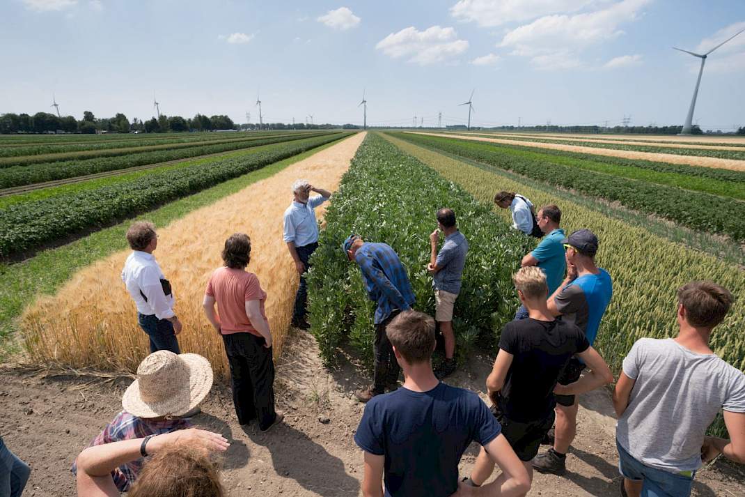 Demonstratie van robotwieders tijdens BioVelddag 2026
