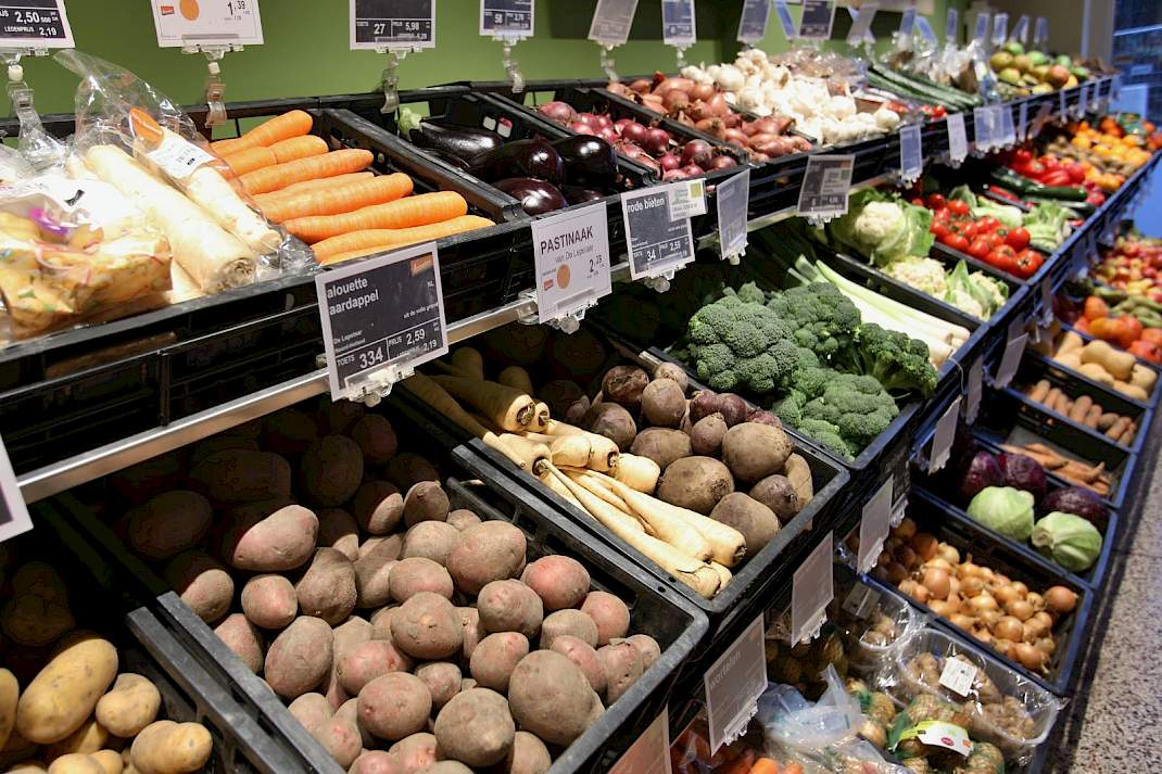 Biologische groenten in de schappen.
