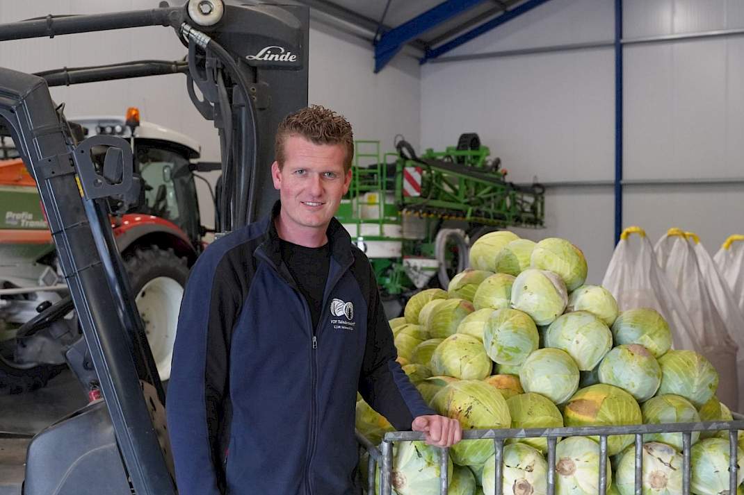 Melvin Veldman (33) runt samen met zijn broer Remco en vader Cock het tuindersbedrijf Veldman in Heerhugowaard (NH.). Op ca. 60 hectare grond telen ze 40 hectare kool (ca. 32 ha wit en 8 ha rood), 10 hectare pootaardappelen en 10 hectare rustgewassen (grasland en graan).