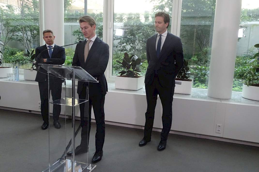 Minister Van Essen geeft, met andere kabinetsleden, toelichting op het stikstofpakket.