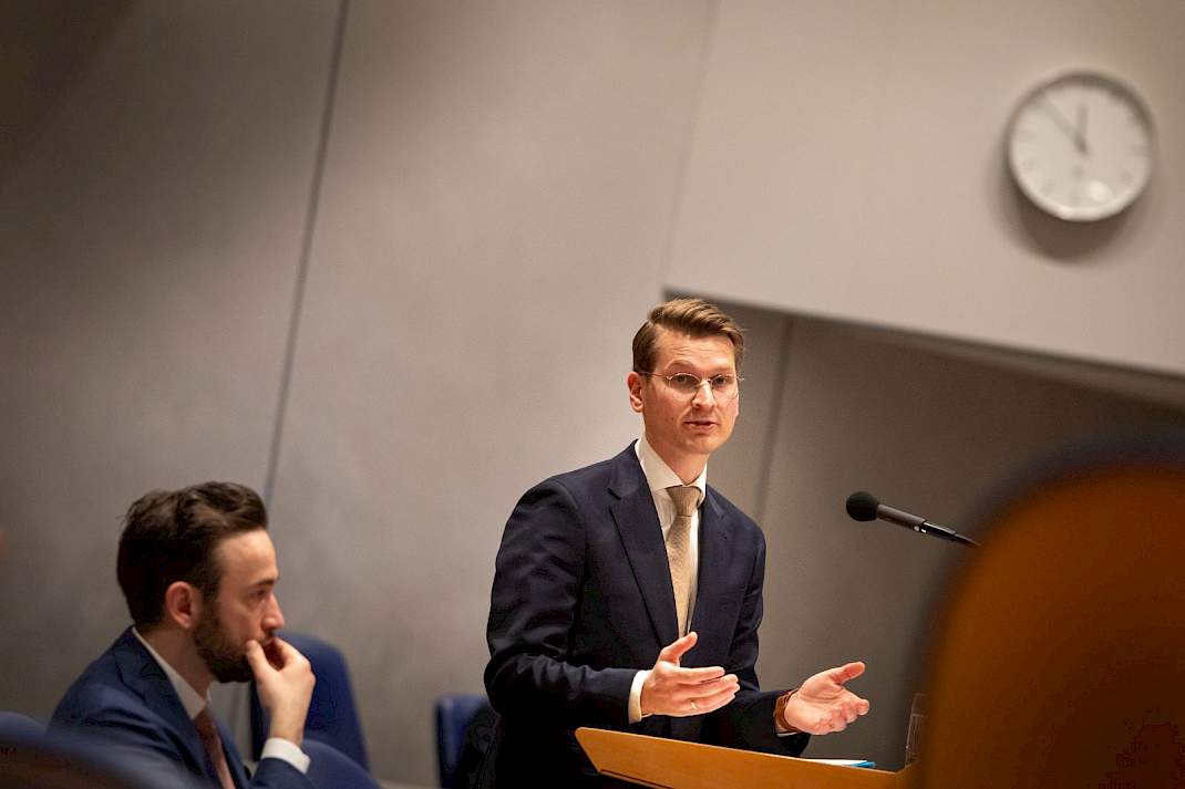 Minister Van Essen in de Tweede Kamer