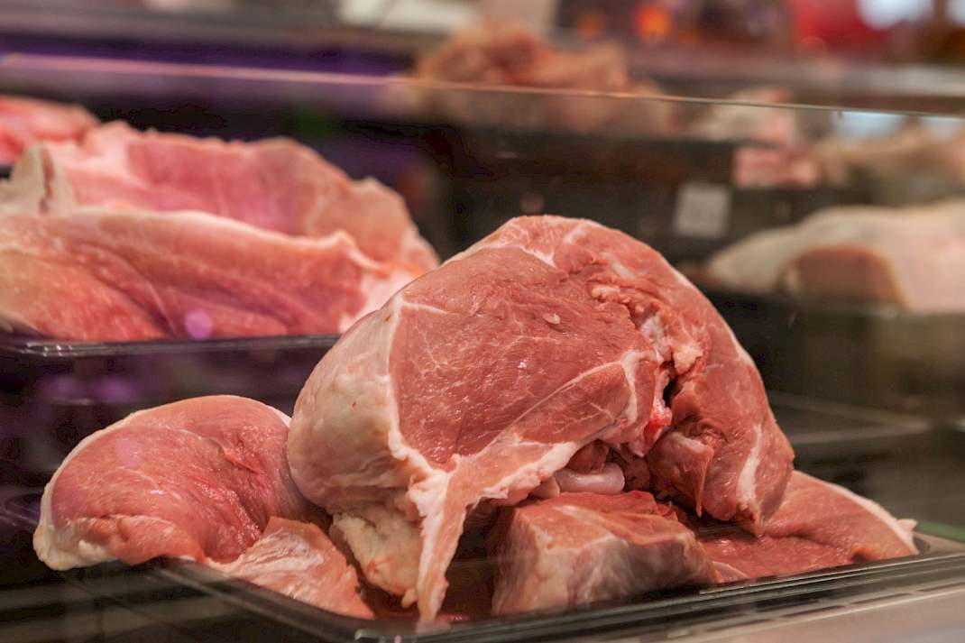 Varkensvlees in de vitrine bij de slager
