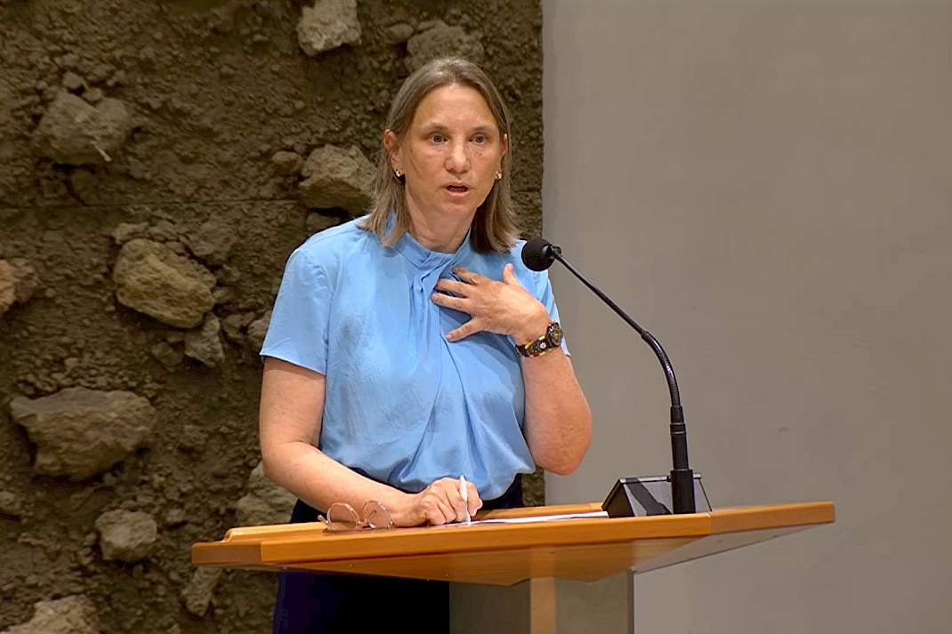 Laura Bromet dreigt steun stikstofpakket in te trekken bij versoepeling.