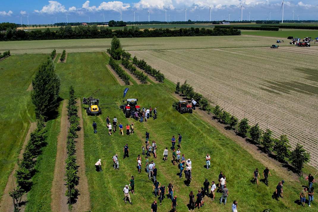 Maaibalken in het veld