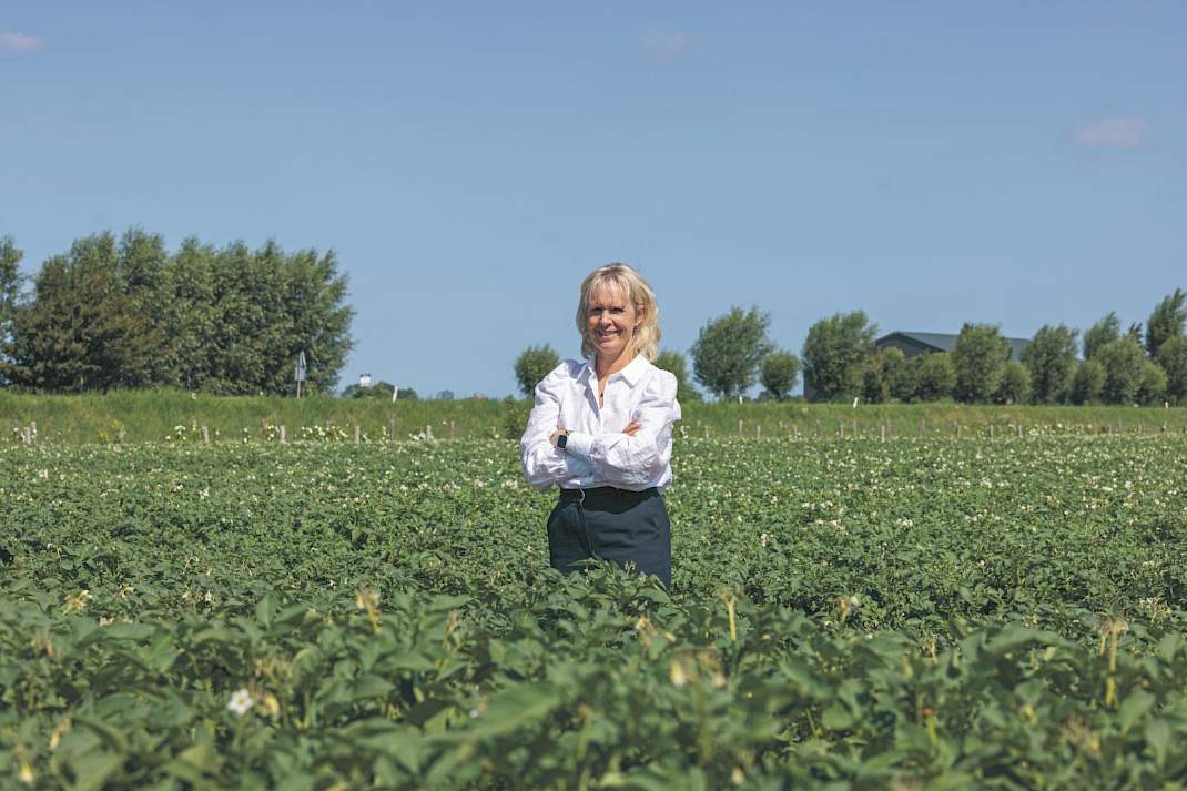 Janine Luten tussen de aardappelplanten.