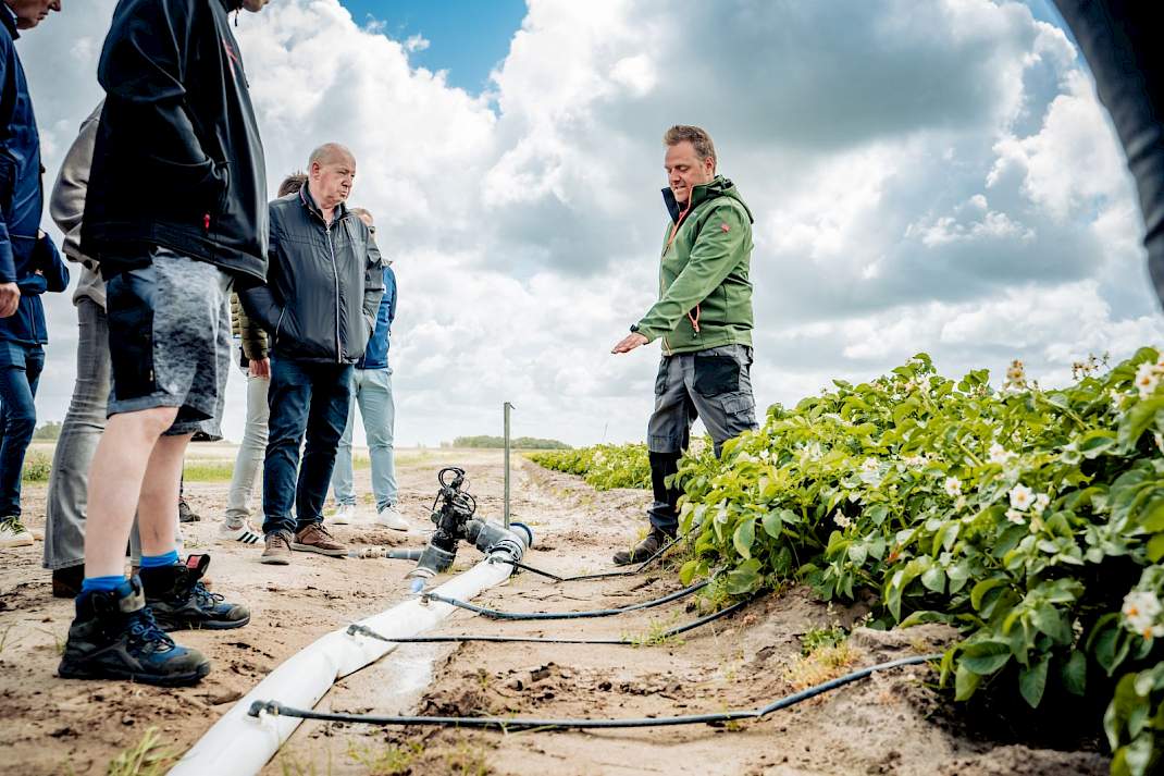 Mark Slot licht het gebruik van zijn druppelslangen toe aan bezoekers van LTO Noord.