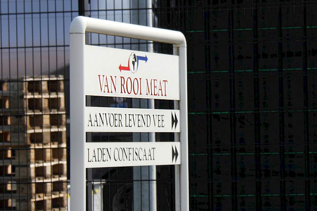 De ingang van Van Rooi Meat
