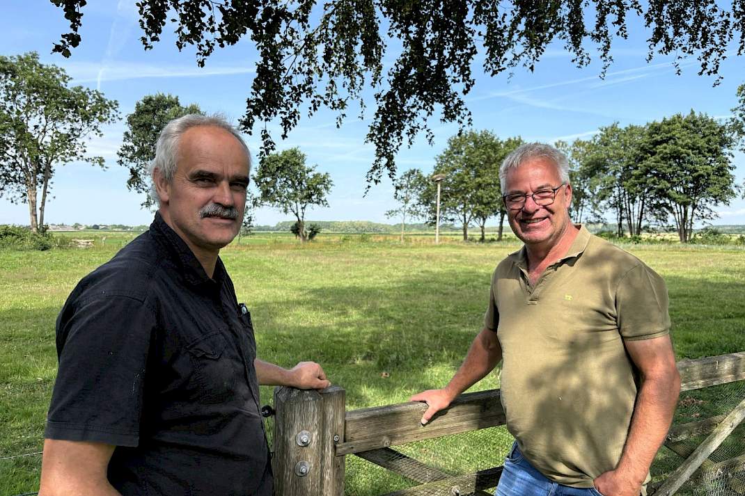 Gerrit Nieuwenhuis (links) en Bertwin Elshof van weidevogelgebied het Liederbroek