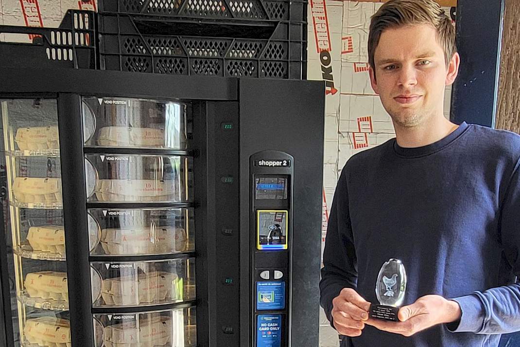 Rogier Mol bij eierautomaat