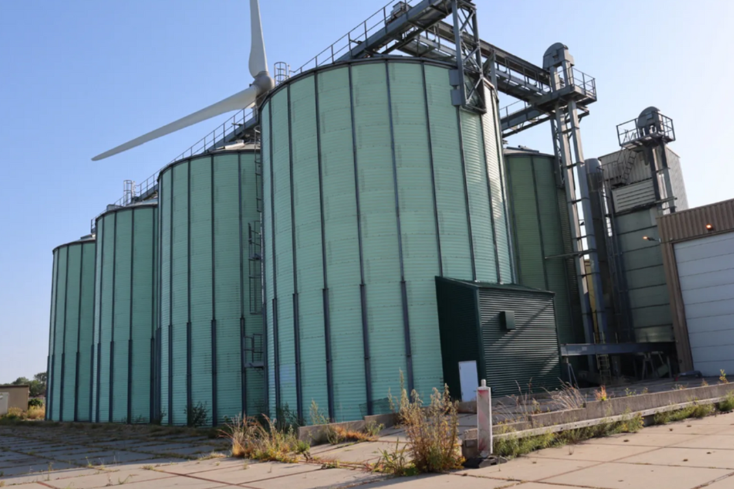 Productiefabriek voor biologische plantaardige olie in Harlingen.