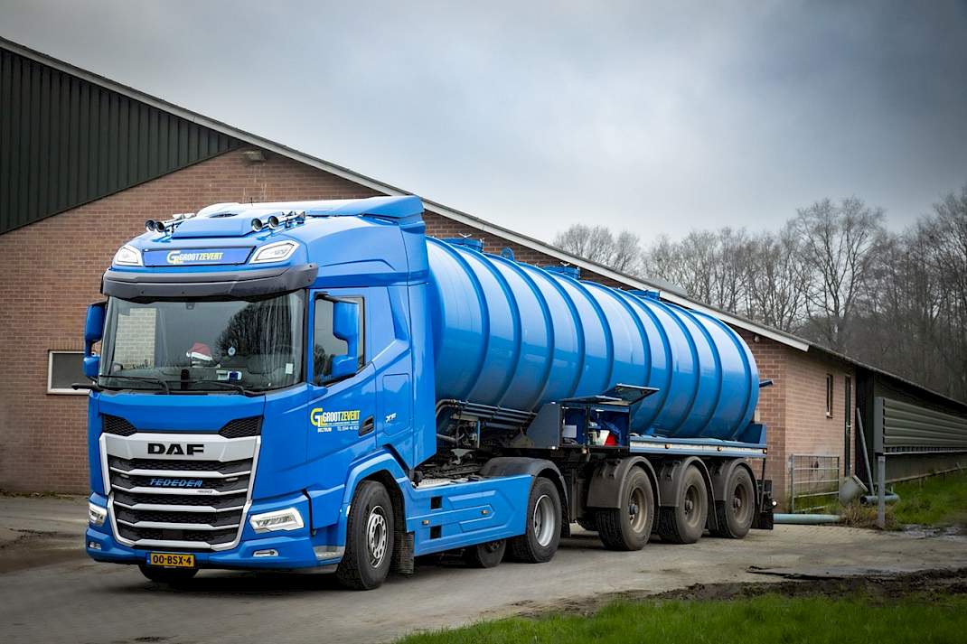 Vrachtwagen met dierlijke mest voor export
