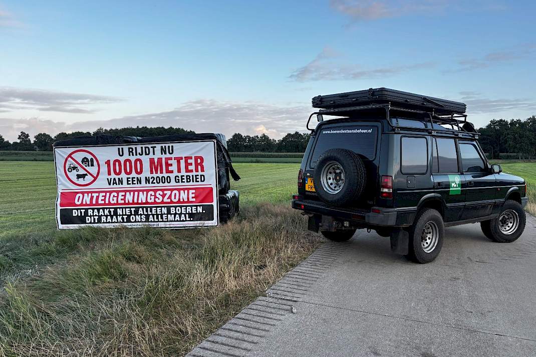 In het Drentse buitengebied zijn op sommige plekken spandoeken met de tekst ‘U rijdt nu op 1000 meter van een Natura 2000-gebied. Onteigeningszone. Dit raakt niet alleen boeren. Dit raakt ons allemaal.’
