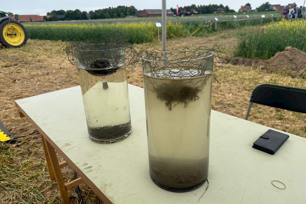 Demonstratie met twee bodemstalen in water