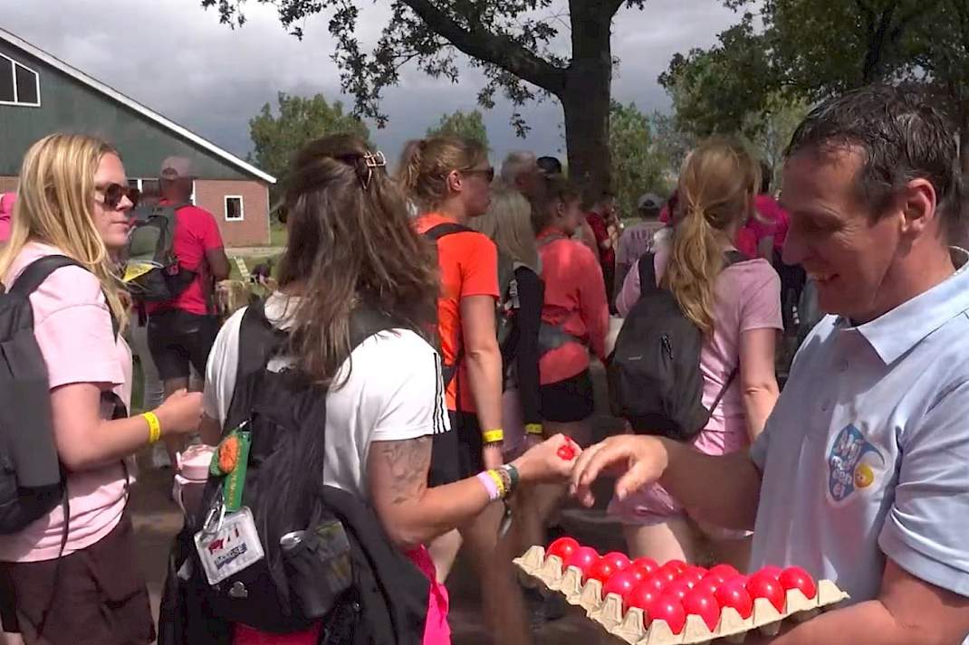 Frank Rooijakkers deelde woensdag eieren uit bij de Nijmeegse Vierdaagse.