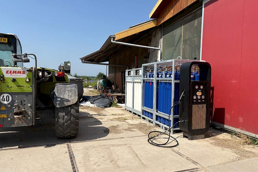 Waterstofopslag met tankunit op het erf van de Vliervelden