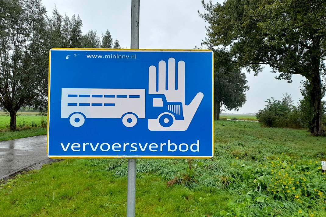 Een verkeersbord met daarop het symbool voor een vervoersverbod