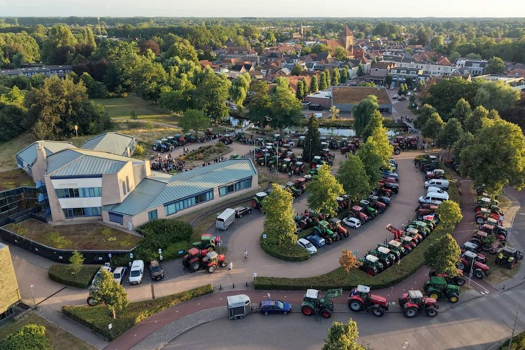Trekkers verzamelen zich bij het gemeentehuis van Berkelland in Borculo.