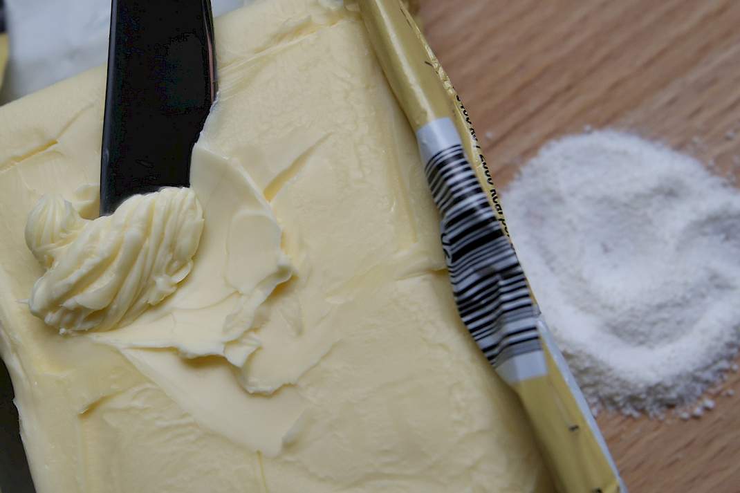 Een pakje boter en melkpoeder op tafel
